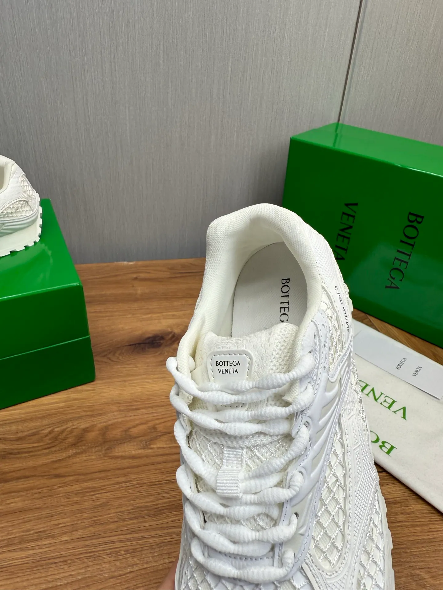 Men's men's shoes 💰620💰 BV top version 𝘽𝙊𝙏𝙏𝙀𝙂𝘼 𝙑𝙀𝙉𝙀𝙏𝘼 Orbit sneakers Wang Yibo same style couple style dad shoes 🩷💚 Runner sneakers, made of lightweight technical mesh fabric. Features a geometric patterned rubber outsole. Pay attention to the package craftsmanship ❕ High version shipping ❗️ Very nice, durable to play with and durable to make ✔️ Standard version 💯💯 The outsole is made of color-blocked TPU outsole. Women’s model 35-41 (40 41 customized) Men’s model 39-46 (45.46 customized) Equipped with original packaging